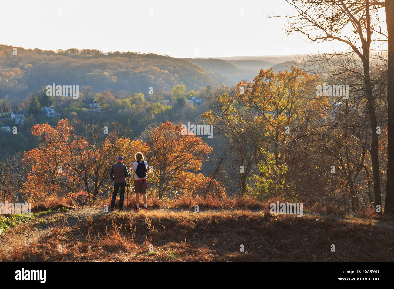 Vater und Sohn anhalten auf Wanderung in der Nähe von Harpers ferry, West Virginia, USA Stockfoto