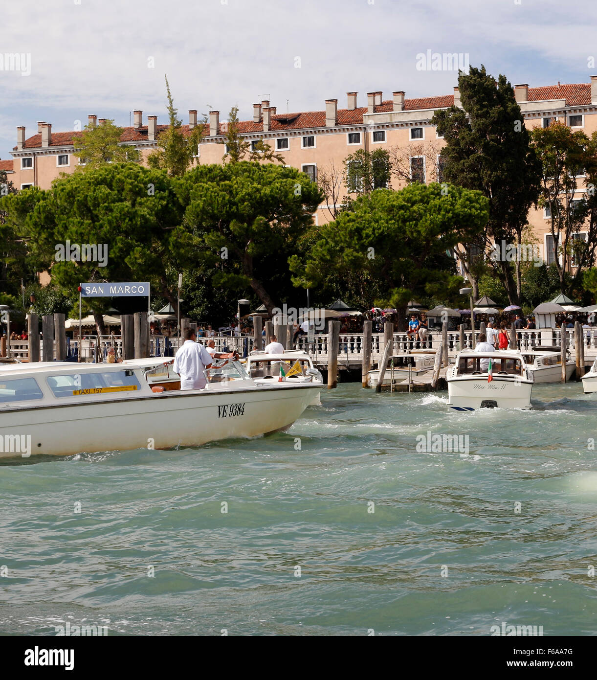 Wassertaxis drängeln am Markusplatz in Venedig, Italien Stockfoto