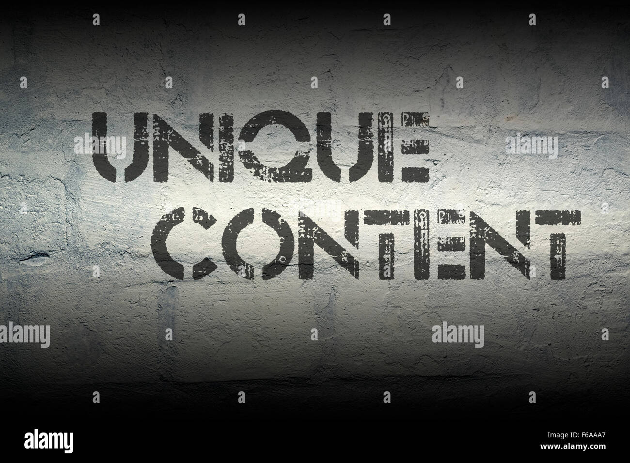 einzigartige Inhalte Schablone drucken auf der weißen Mauer grunge Stockfoto