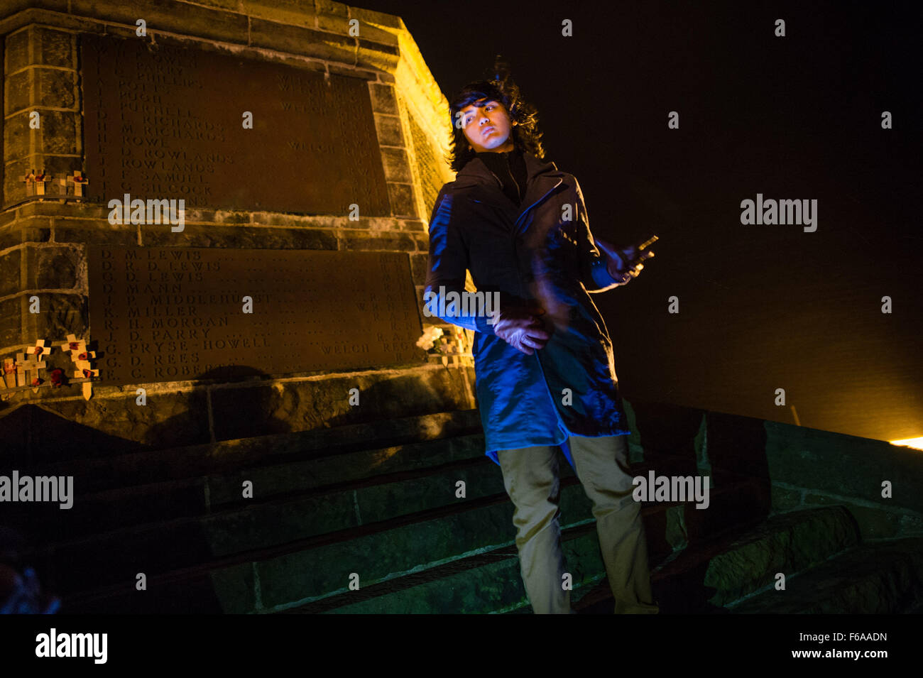 Aberystwyth, Wales, UK. 15. November 2015.   Aberystwyth Universitätsstudent ADI PUTERA anlässlich einer emotionalen Candle-light-Vigil auf den Stufen der Stadt ikonischen Krieg Denkmal in Erinnerung an all diejenigen getötet in Paris Terroranschläge vom 13. November 2015 photo Credit: Keith Morris / Alamy Live News Stockfoto