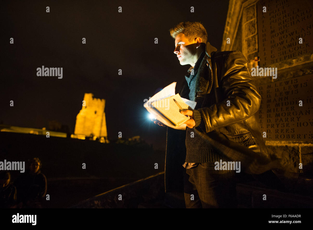 Aberystwyth, Wales, UK. 15. November 2015.   Aberystwyth Universitätsstudent Ross Payton anlässlich einer emotionalen Candle-light-Vigil auf den Stufen der Stadt ikonischen Krieg Denkmal in Erinnerung an all diejenigen getötet in Paris Terroranschläge vom 13. November 2015 photo Credit: Keith Morris / Alamy Live News Stockfoto