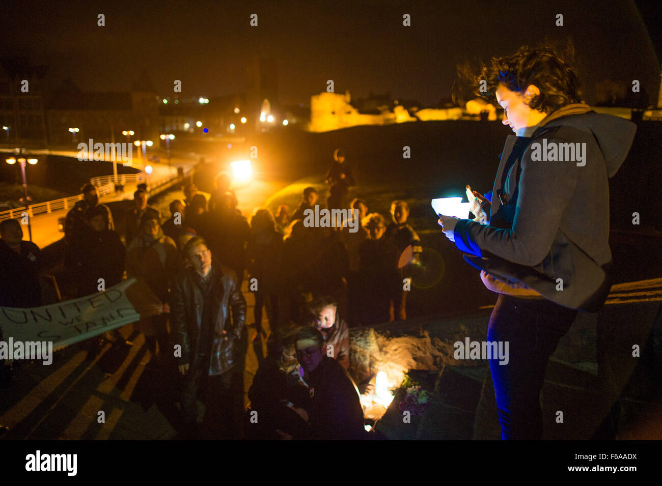 Aberystwyth, Wales, UK. 15. November 2015.   Aberystwyth Universitätsstudent Amelia Robert Anlässlich einer emotionalen Candle-light-Vigil auf den Stufen der Stadt ikonischen Krieg Denkmal in Erinnerung an all diejenigen getötet in Paris Terroranschläge vom 13. November 2015 photo Credit: Keith Morris / Alamy Live News Stockfoto