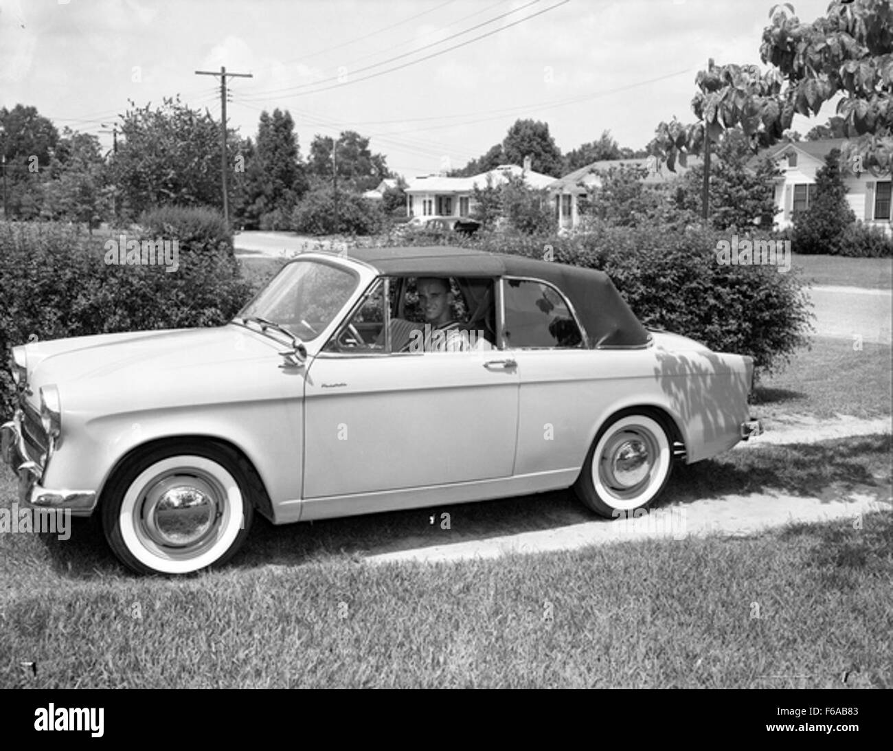 Ein Vintage-Foto des New Hillman Minx Audax Series I Cabriolets, aufgenommen in Tallahassee. Dieses für sein stilvolles Design und seine Technik bekannte Modell repräsentiert die Automobilkultur der Mitte des 20. Jahrhunderts. Stockfoto