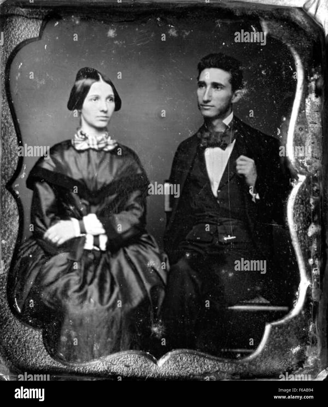 Ein formelles Porträt von Mr. Und Mrs. JT Bernard, aufgenommen in einer historischen Umgebung, möglicherweise aus dem frühen 20. Jahrhundert. Stockfoto