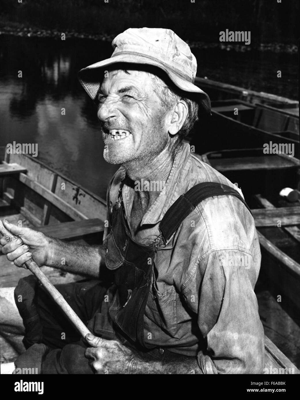 Ein Foto eines nicht identifizierten Fischers in Haines City, Florida, das lokale Fischerpraktiken und das Gemeindeleben zeigt. Stockfoto