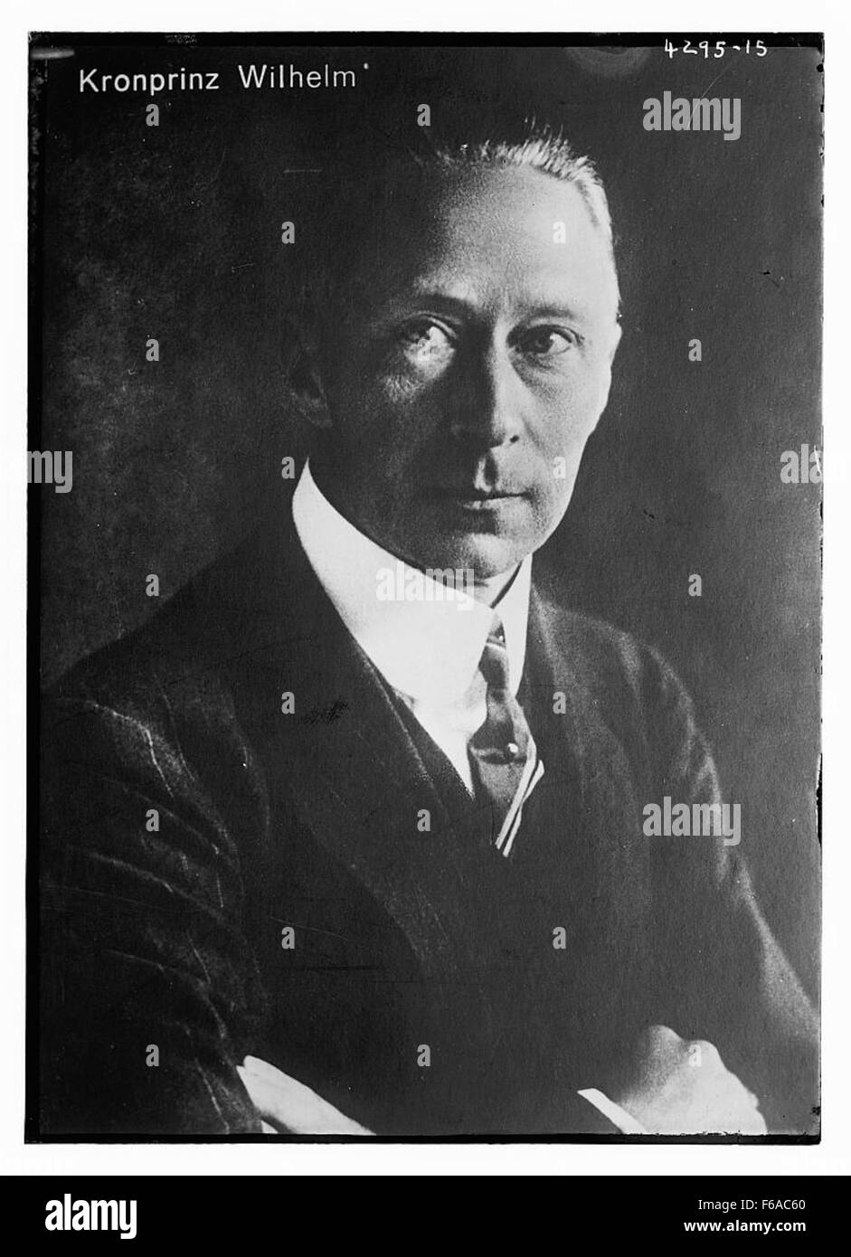 Kronprinz Wilhelm war ein prominentes Mitglied der deutschen Reichsfamilie, bekannt für seine militärische Beteiligung während des Ersten Weltkriegs. Sein Handeln und seine Rolle in der Reichsfamilie spielten eine wichtige Rolle in der deutschen Geschichte des frühen 20. Jahrhunderts. Stockfoto