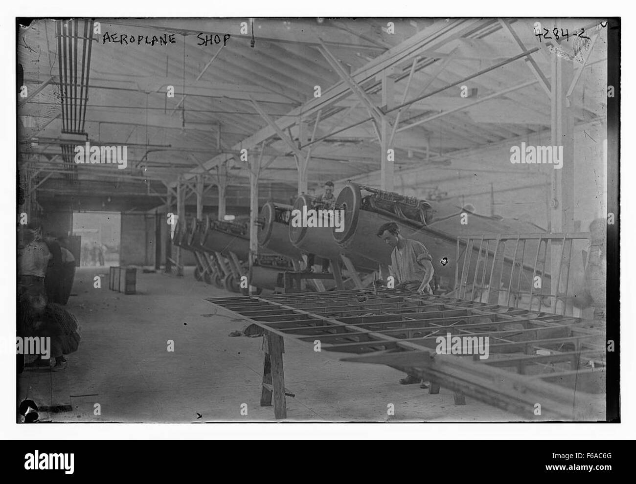 Ein Vintage-Bild eines Flugzeugladens, wahrscheinlich ein Ort für den Verkauf oder die Wartung von Flugzeugen. Dieses Foto zeigt den frühen Luftverkehr und betont die Verbindung zwischen der Öffentlichkeit und der aufstrebenden Flugzeugindustrie. Stockfoto