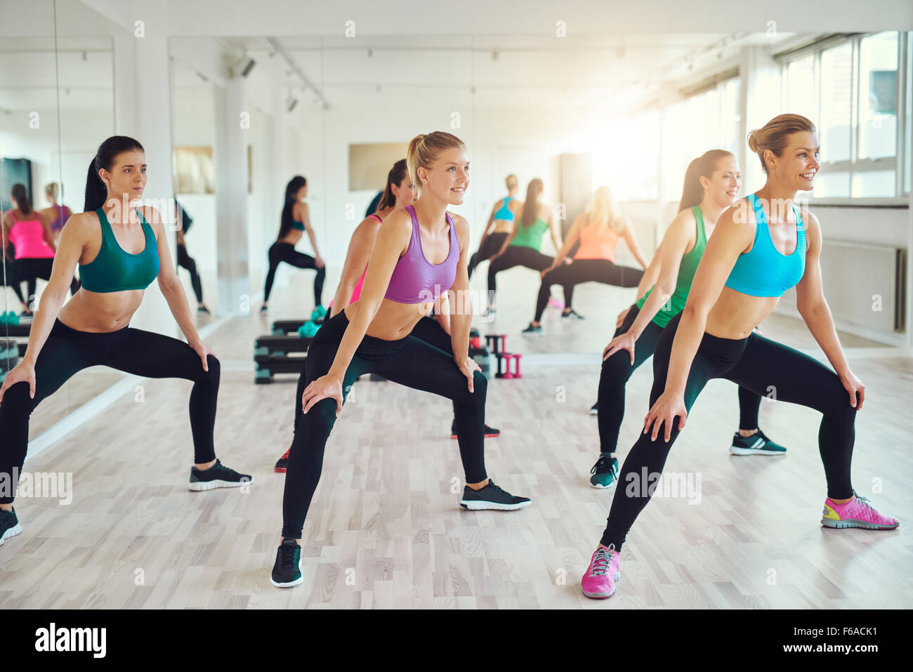 Fitness Sport Training People Und Lifestyle Konzept Gruppe Von Frauen Machen Kniebeugen Im Fitness Studio Stockfotografie Alamy