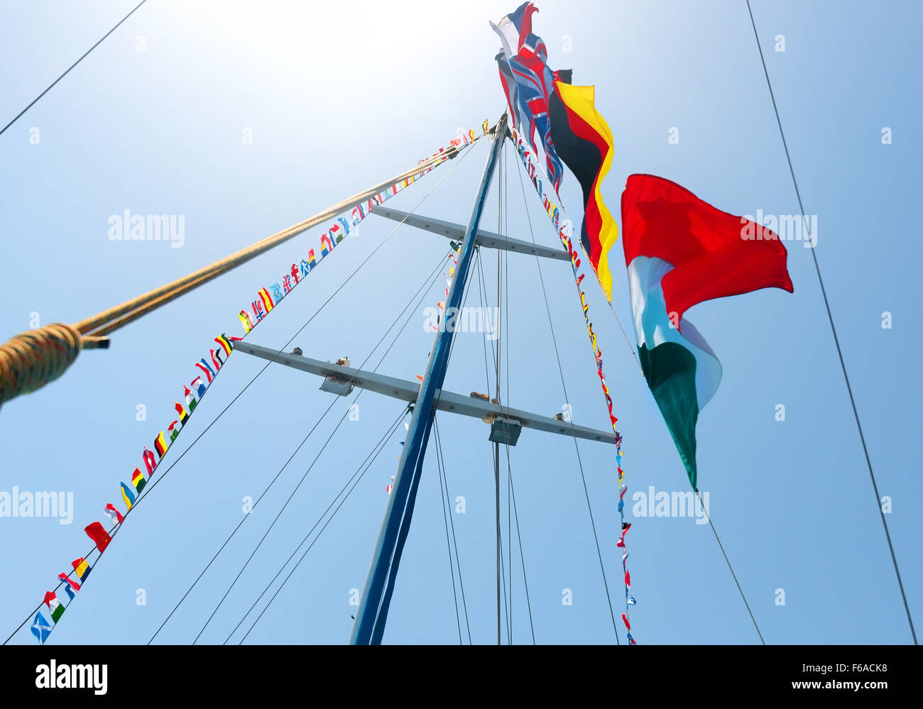 Flaggen der verschiedenen Länder am Mast Segelboot Stockfoto