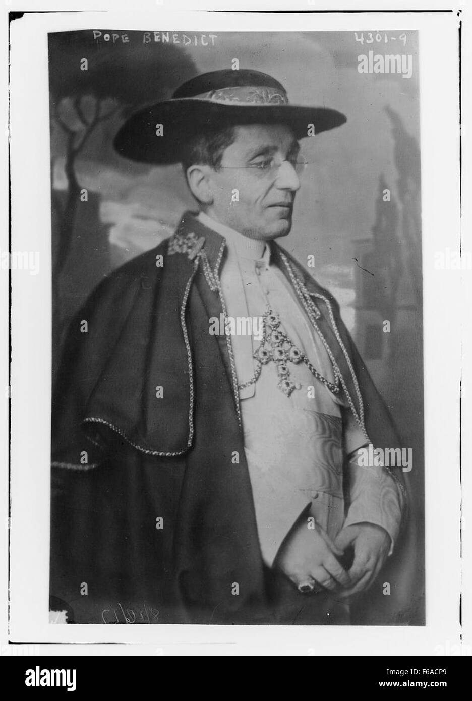 Papst Benedikt XVI., geb. Joseph Ratzinger, war von 2005 bis 2013 265. Papst der katholischen Kirche. Das Bild fängt seine Rolle und Bedeutung als religiöser Führer während seines Papsttums ein. Stockfoto