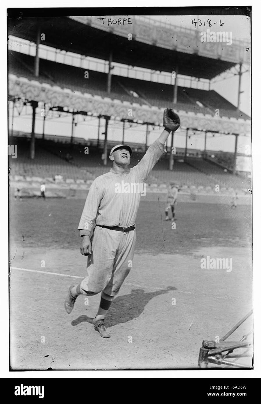 Jim Thorpe war ein prominenter Baseballspieler in der New York National League. Bekannt für seine außergewöhnliche Leichtathletik, trug er maßgeblich zum Baseball des frühen 20. Jahrhunderts bei, mit einer Karriere, die bemerkenswerte Leistungen beinhaltete. Stockfoto