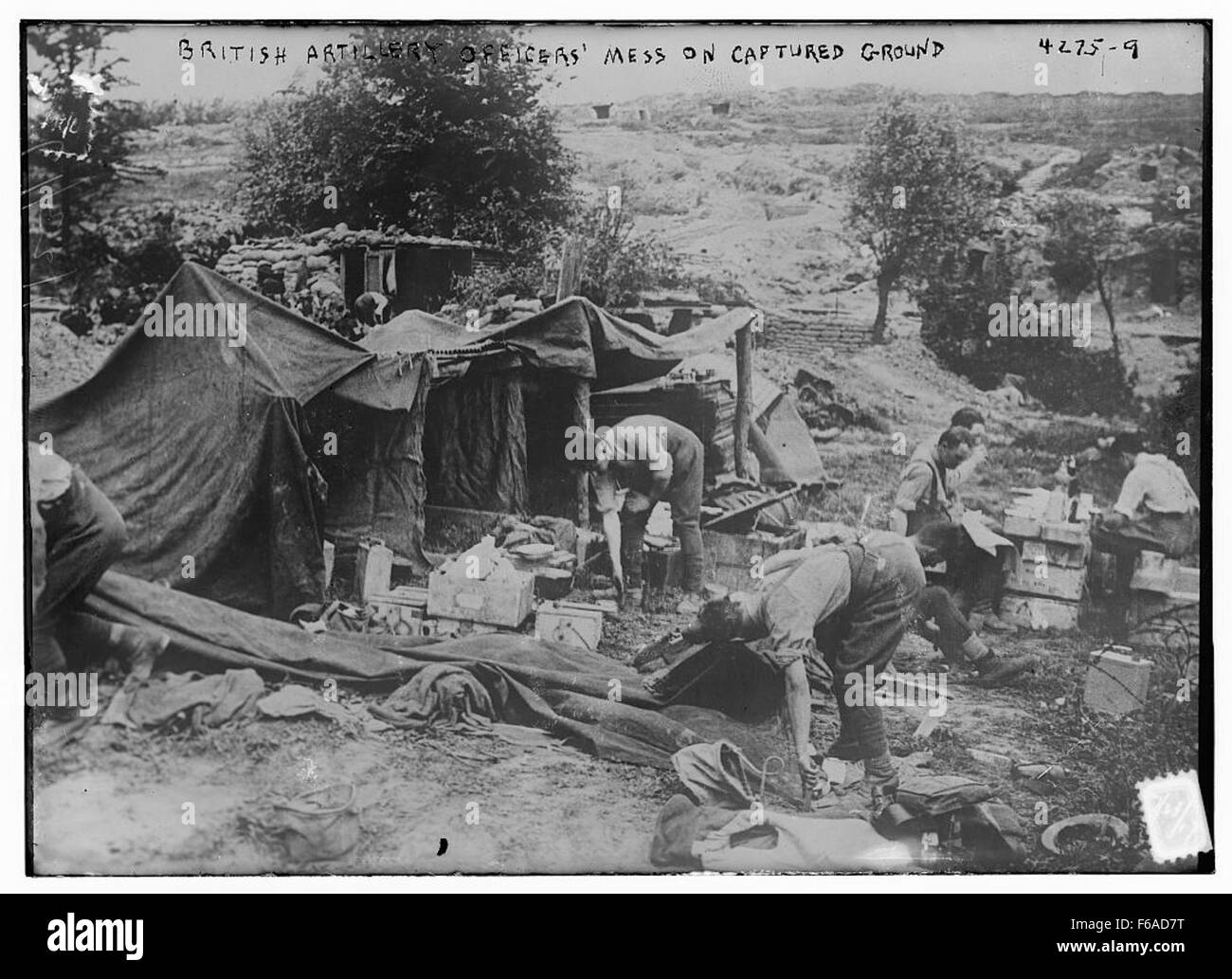 Dieses Bild zeigt britische Artillerieoffiziere in ihrem Chaos auf erbeutetem Boden während des Ersten Weltkriegs. Es gibt einen Einblick in das militärische Leben während des Konflikts und die täglichen Aktivitäten der Offiziere auf dem Feld. Stockfoto