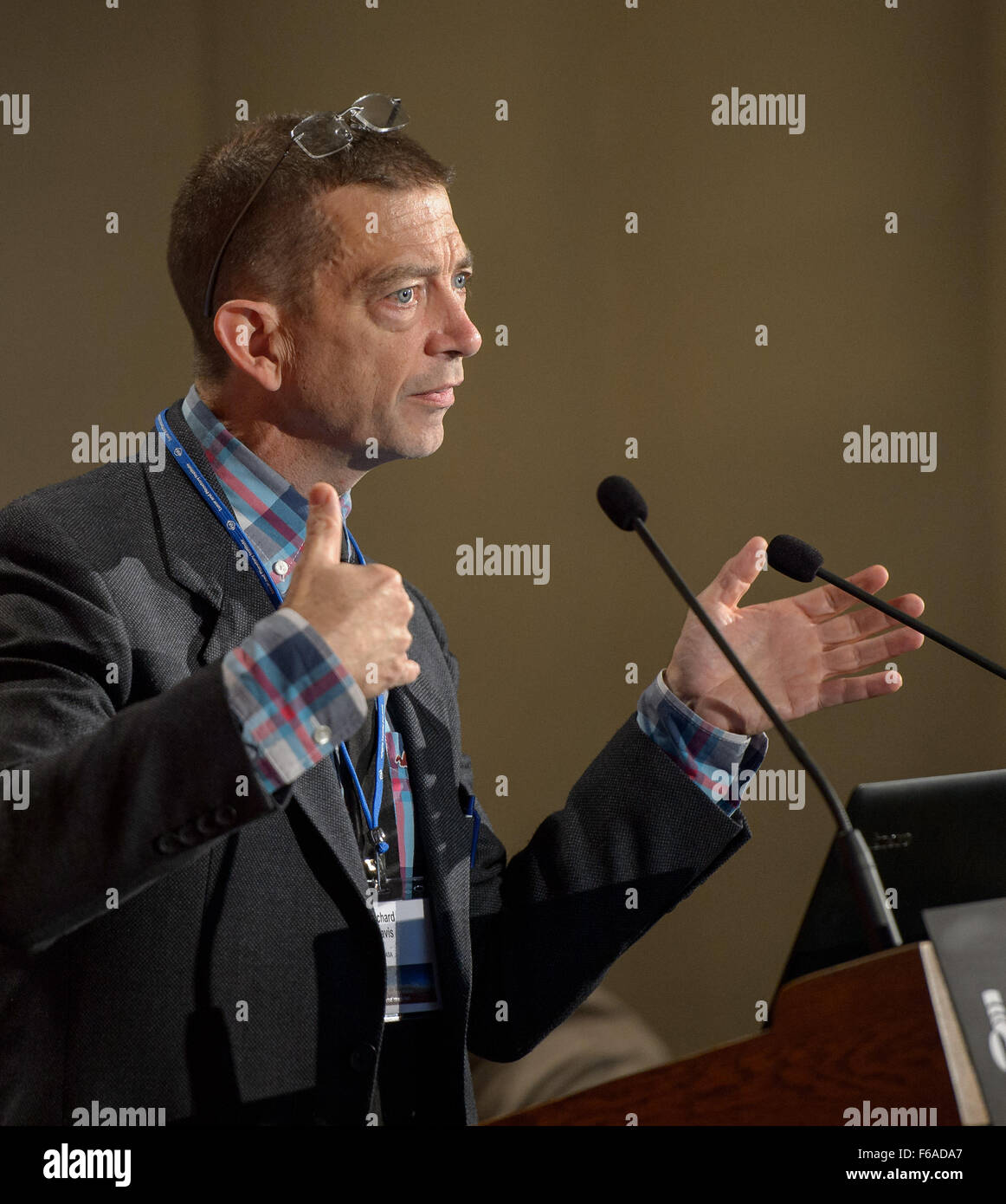Rick Davis vom NASA Science Mission Directorate spricht beim First Landing Site/Exploration Zone Workshop am Lunar and Planetary Institute in Houston, Texas, über die Mars-Exploration und zukünftige menschliche Missionen an der Oberfläche des Planeten. Stockfoto
