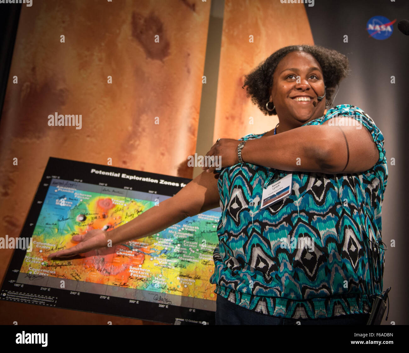 Kennda Lynch von der Colorado School of Mines diskutiert potenzielle Landeplätze auf dem Mars während des First Landing Site/Exploration Zone Workshops. Die Veranstaltung konzentriert sich auf die Identifizierung wissenschaftlich wertvoller Gebiete für die menschliche Exploration und langfristige Bewohnbarkeit. Stockfoto