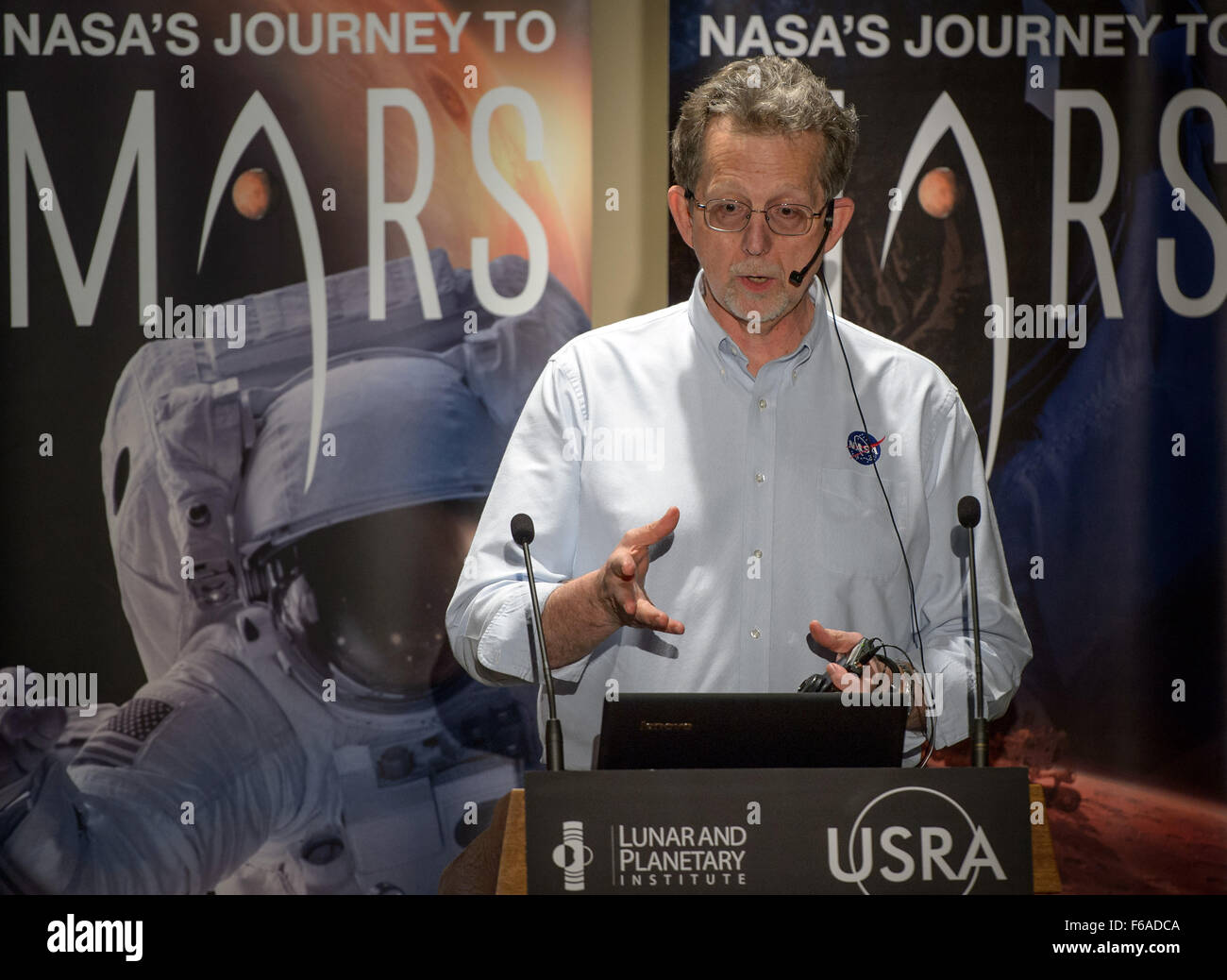 Jim Green, NASA-Direktor für Planetenwissenschaften, spricht über die Teilnehmer des ersten Workshops für Landing Site/Exploration Zone am Lunar and Planetary Institute in Houston, Texas, und diskutiert über zukünftige menschliche Missionen auf dem Mars. Stockfoto
