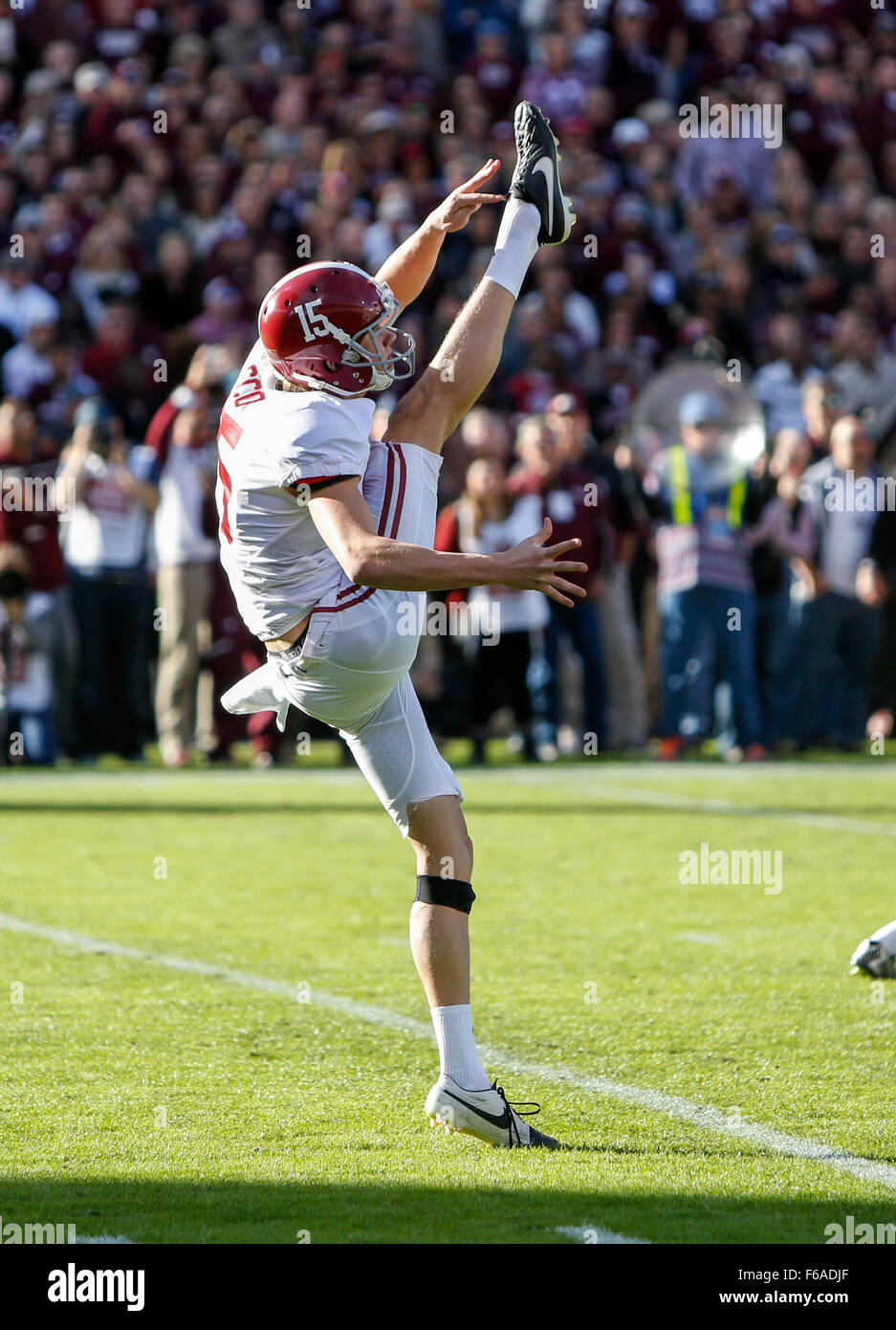14. November, 2015:Alabama Crimson Tide Punter JK Scott (15) folgen durch während der NCAA Football-Spiel zwischen dem Mississippi State Bulldogs und die Alabama Crimson Tide Wade Davis Stadium in Starkville, MS. Chuck lecken/CSM Stockfoto
