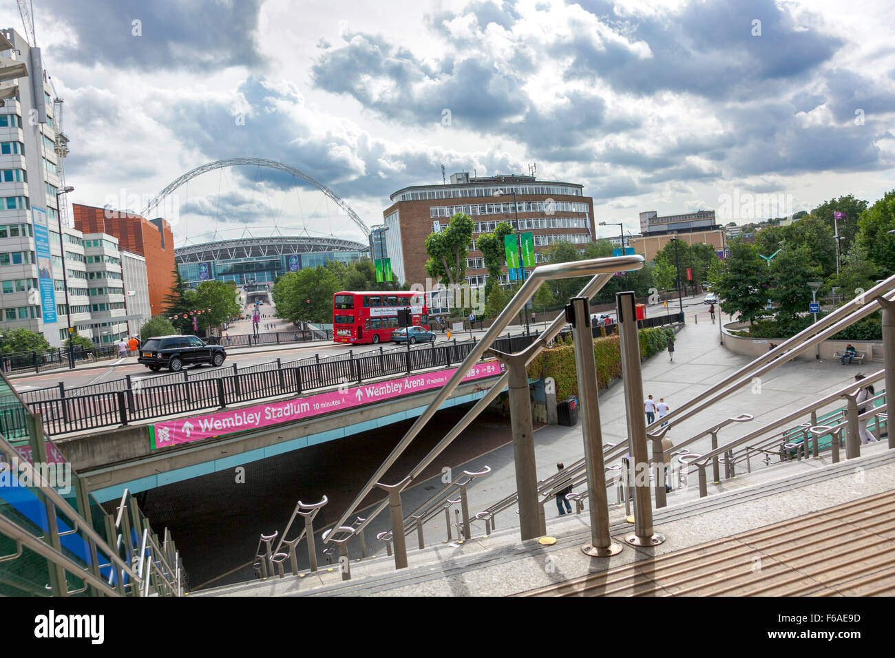 Olympische Weg zum Wembley Stadium, London, England Stockfoto