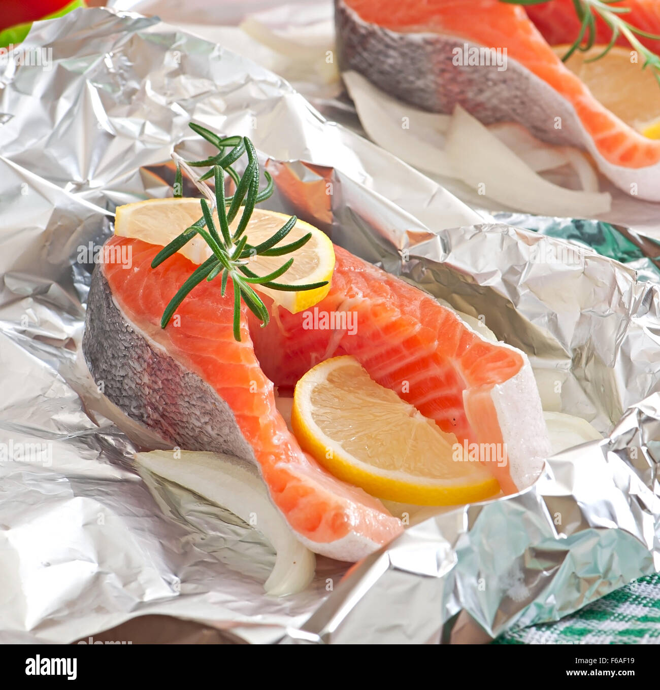 Bereit, in Folie Forelle mit Zwiebeln und Zitrone Backen Stockfoto