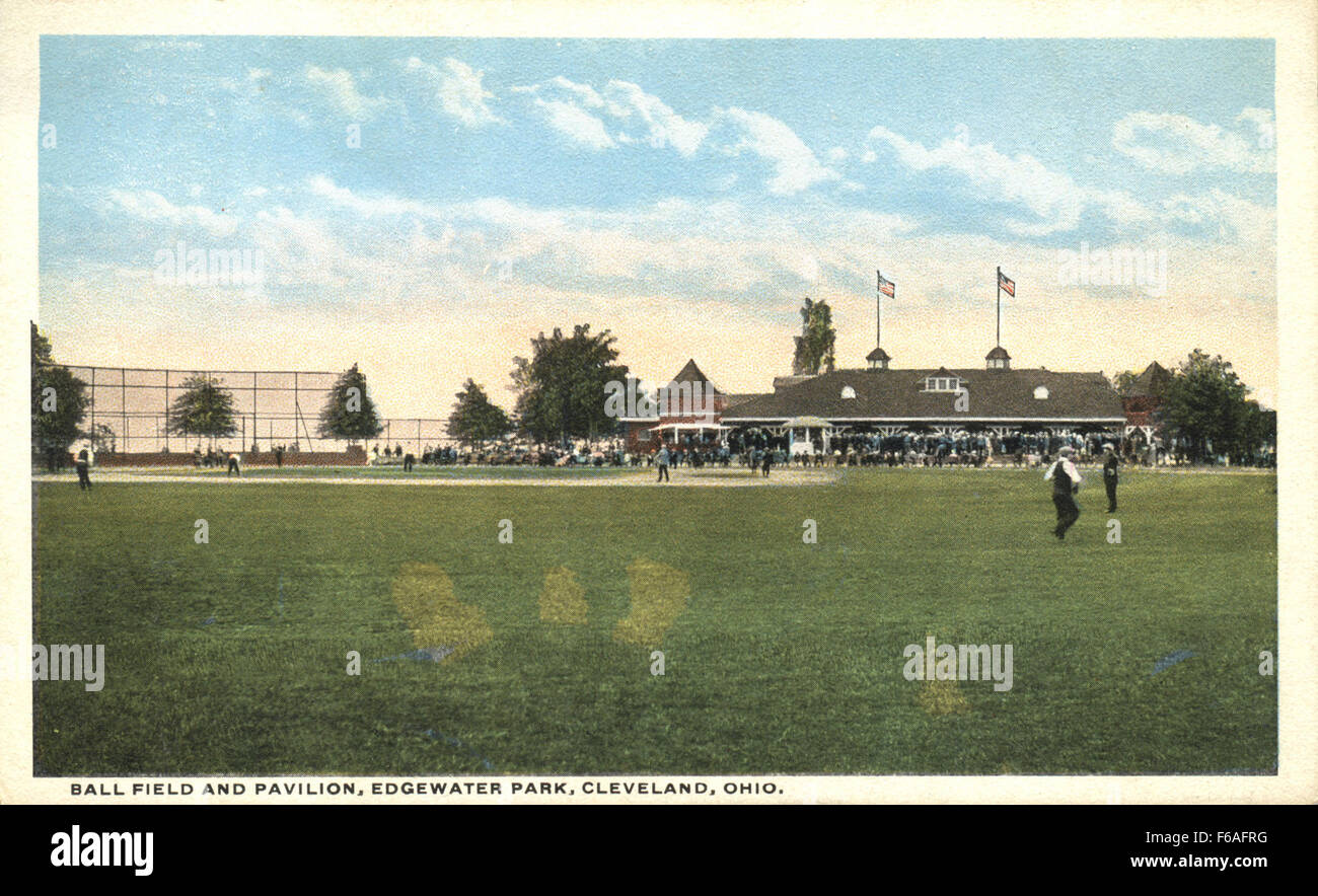 Ein Baseballfeld und Pavillon in Cleveland, Ohio, für öffentliche Sport- und Freizeitaktivitäten. Diese Einrichtungen sind von zentraler Bedeutung für das Engagement der lokalen Gemeinde und bieten Platz für Jugendliche und Erwachsene Ligen sowie Gelegenheitsspiele. Stockfoto