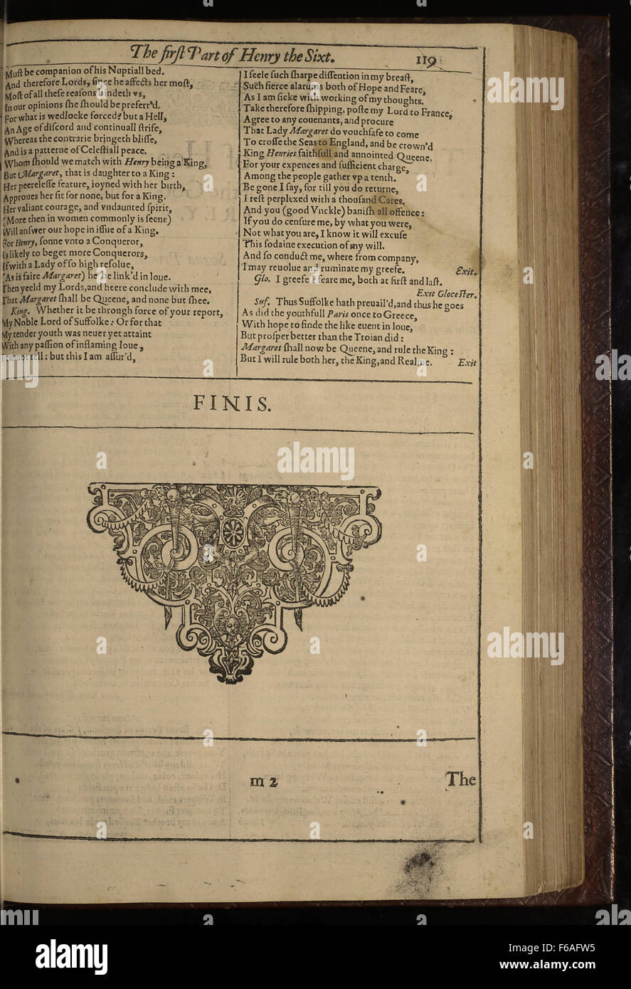 Eine Seite aus Shakespeares erstem Folio mit „der erste Teil von König Heinrich VI.“, einem Geschichtsstück, das das frühe Leben von König Heinrich VI. Und die Rosenkriege erforscht. Dieses Folio ist eine der frühesten gedruckten Ausgaben von Shakespeares Werk. Stockfoto