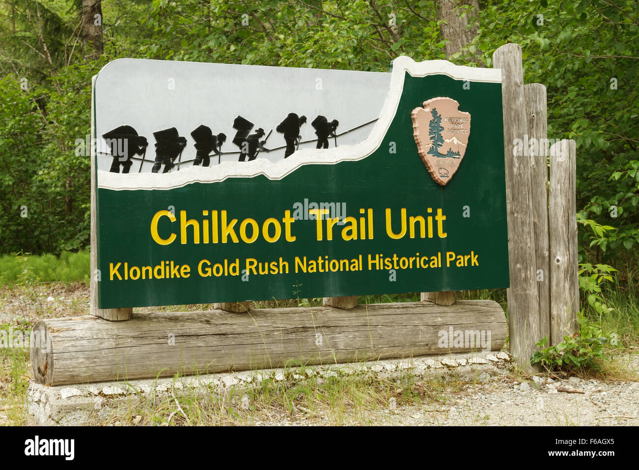 Willkommen Sie Schild am Eingang zum Chilkoot Trail in Skagway, Alaska. Es war eine große Zufahrt von der Küste zu Yukon Goldfeldern in Stockfoto