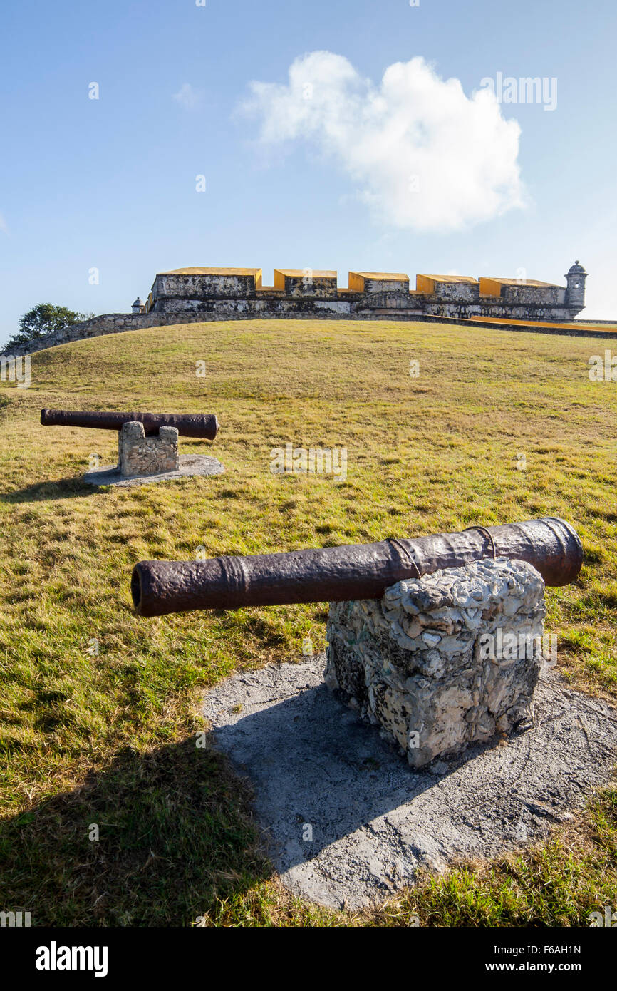 Alte Kanonen im Fuerte San Jose in Campeche, Campeche, Mexiko. Stockfoto