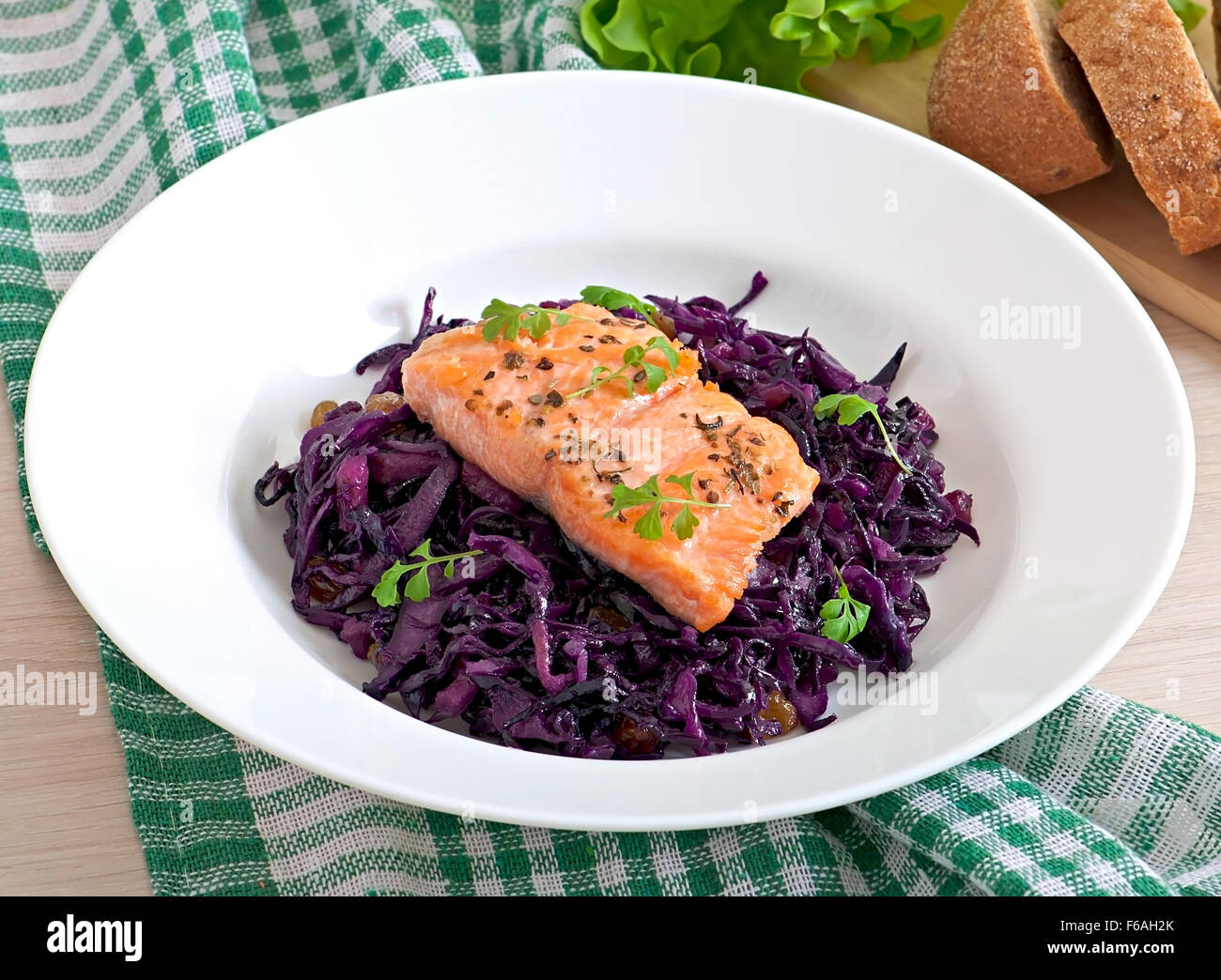 Gebratener Lachs mit Rotkohl Irisch Stockfoto