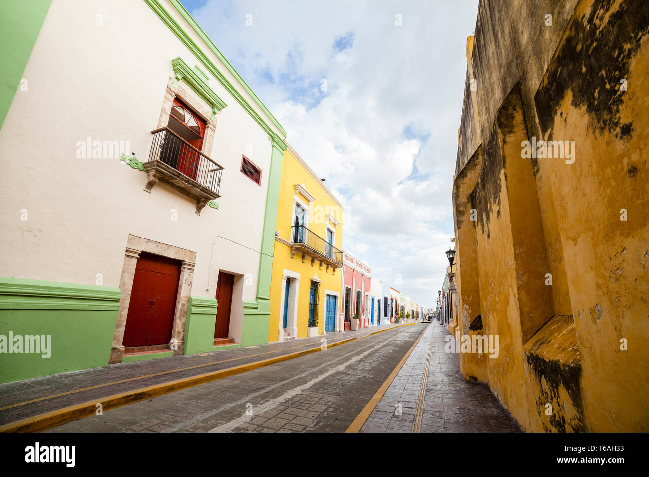 Bunte Straße in der Stadt Campeche in Mexiko. Stockfoto
