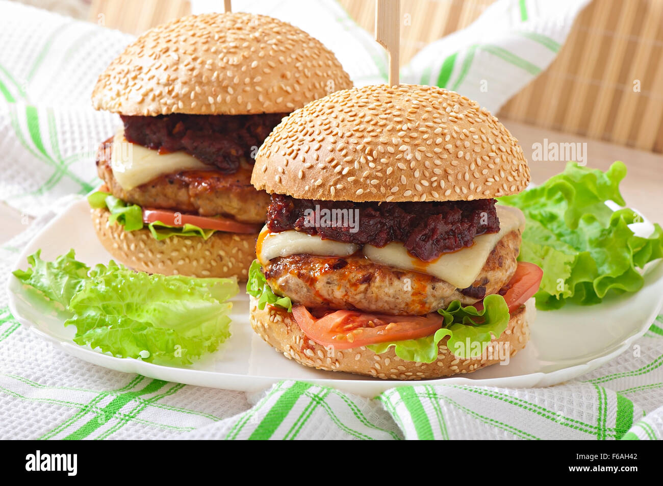 Amerikanische Burger mit Hähnchen und Speck, hausgemachter Barbecue-sauce Stockfoto