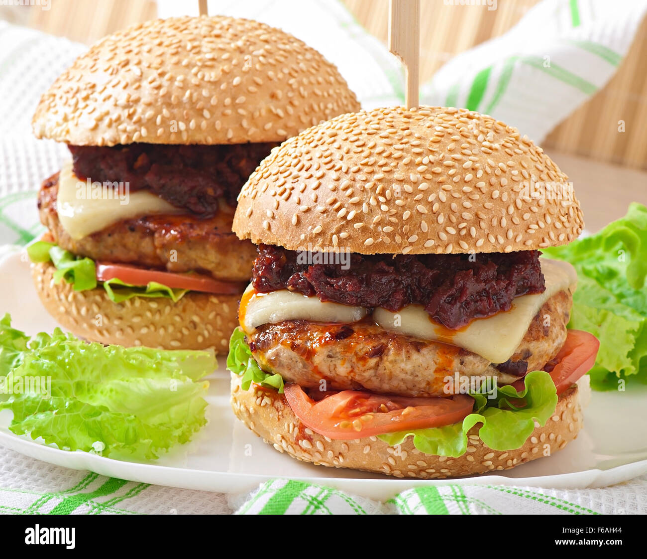 Amerikanische Burger mit Hähnchen und Speck, hausgemachter Barbecue-sauce Stockfoto