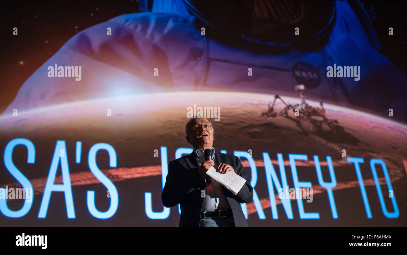 Charles Elachi, Direktor des Jet Propulsion Laboratory der NASA, hielt bei einer Podiumsdiskussion des Films „der Mars“ eine Eröffnungsrede. Der Film, basierend auf NASA-Daten, porträtierte eine realistische Sicht auf den Mars und die menschlichen Herausforderungen bei der Erkundung des Roten Planeten. Stockfoto