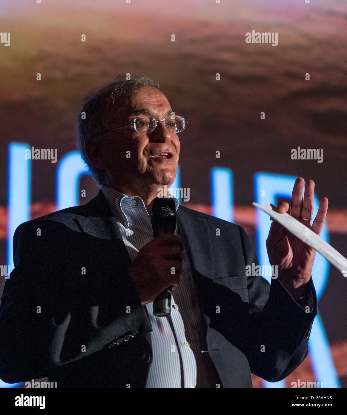 Charles Elachi, Direktor des Jet Propulsion Laboratory der NASA, spricht bei einer Podiumsdiskussion über den Film „The Martian“ im United Artist Theater. NASA-Wissenschaftler konsultierten den Film, um die Genauigkeit bei der Darstellung der Mars-Erkundung zu gewährleisten. Stockfoto