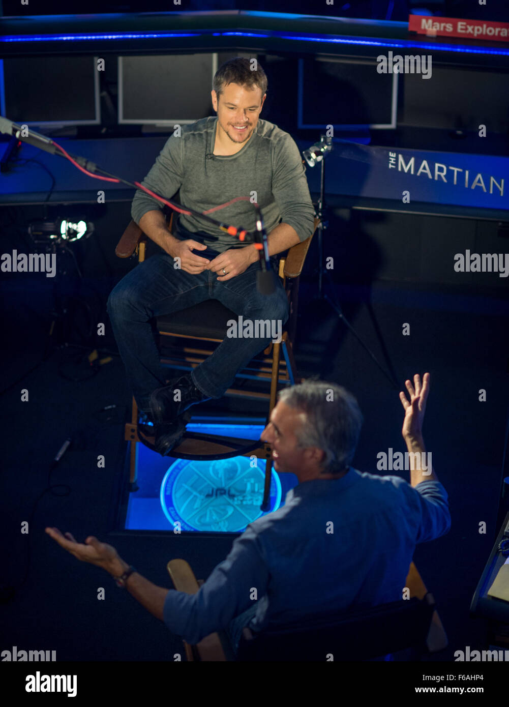 Matt Damon, NASA-Astronaut Mark Watney in „The Martian“, spricht im Jet Propulsion Laboratory der NASA. Die NASA hat technische Beratung für den Film geleistet, der das Klima und das Gelände des Mars für zukünftige Erkundungen darstellt. Stockfoto