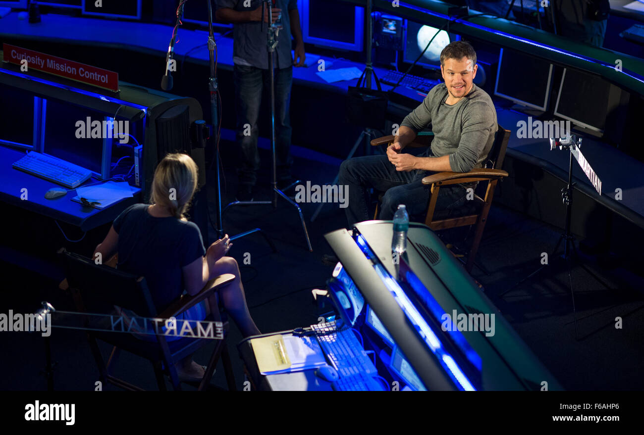 Der Schauspieler Matt Damon, der den NASA-Astronauten Mark Watney auf dem Mars porträtiert, gab Medieninterviews im Jet Propulsion Laboratory der NASA und diskutierte die wissenschaftliche Genauigkeit des Films und die Planung der Mars-Mission. Stockfoto