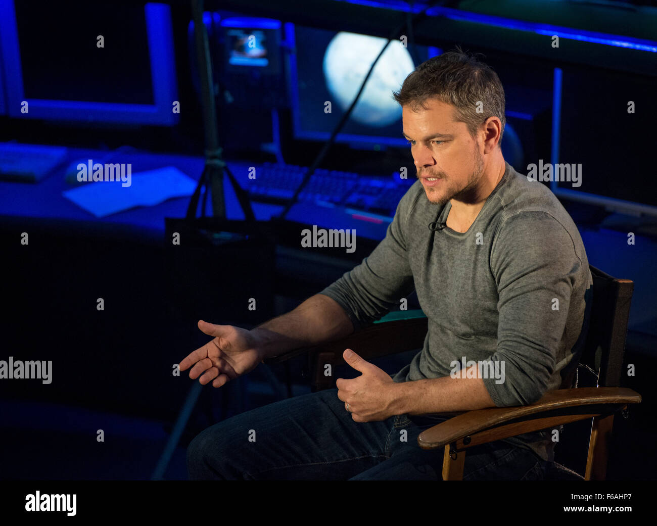 Matt Damon, der den Astronauten Mark Watney in „The Martian“ porträtierte, diskutierte die realistische Darstellung des Films über die Mars-Erkundung, wobei die NASA technische Beratung zur Gewährleistung der Genauigkeit anbot. Stockfoto