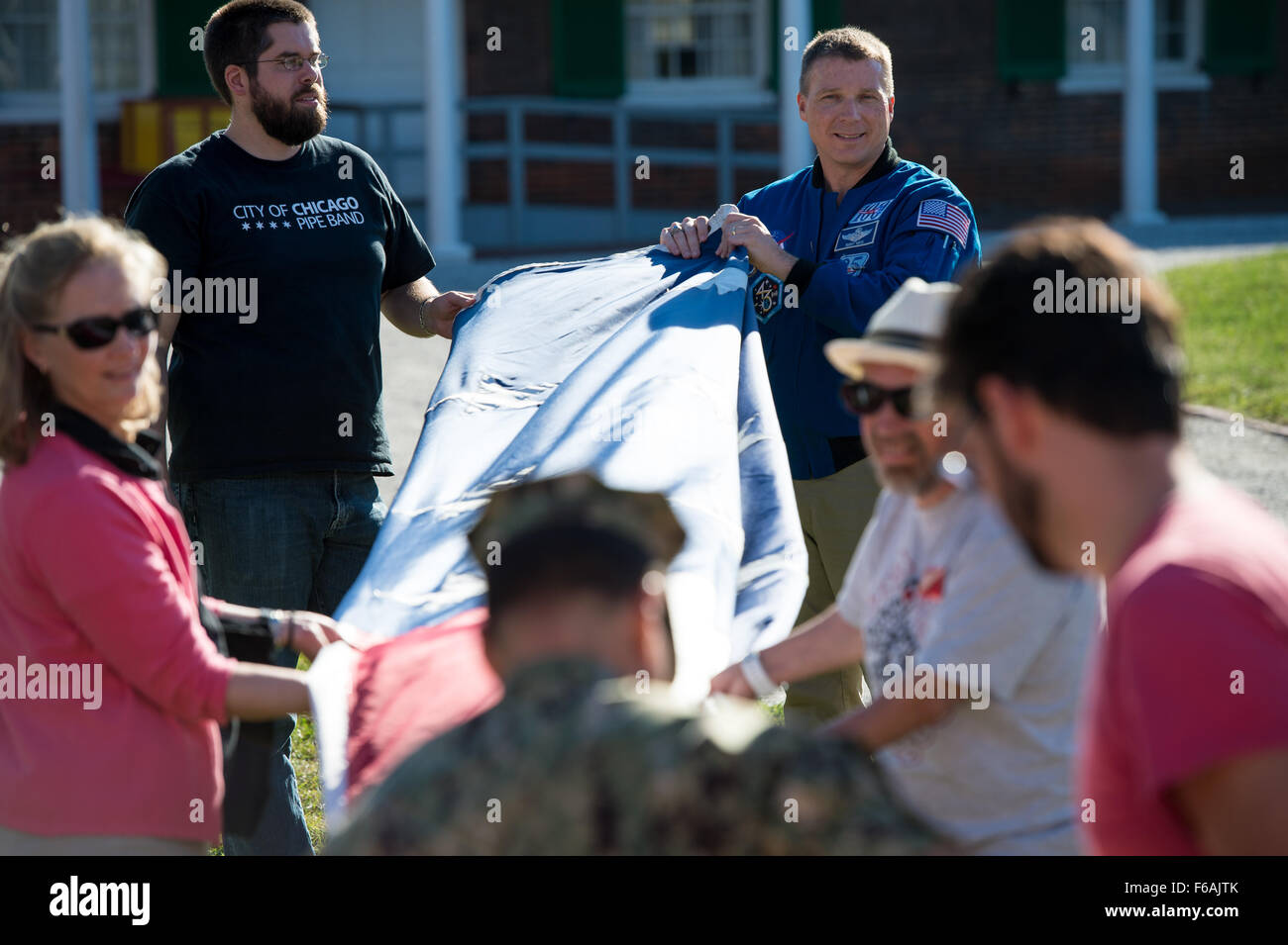 Astronaut Terry Virts besucht Fort McHenry in Baltimore, Maryland, wo er die historische Stätte erforscht und während seiner Weltraummission mit der Öffentlichkeit in Kontakt tritt. Stockfoto
