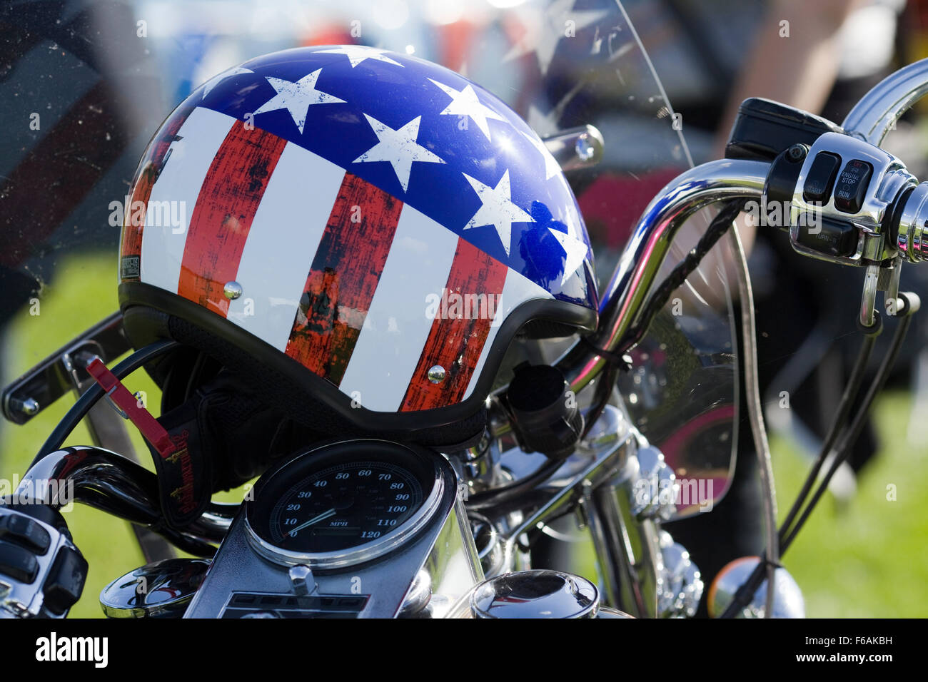 Stars And Stripes Motorradhelm auf einer Harley-davidson Stockfoto