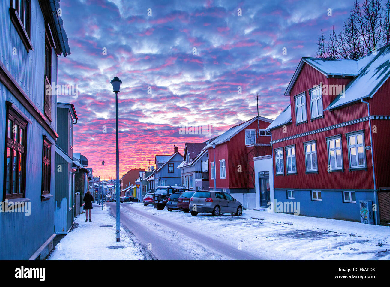 Straßenszene in der Morgendämmerung in Reykjavik, Island Stockfoto