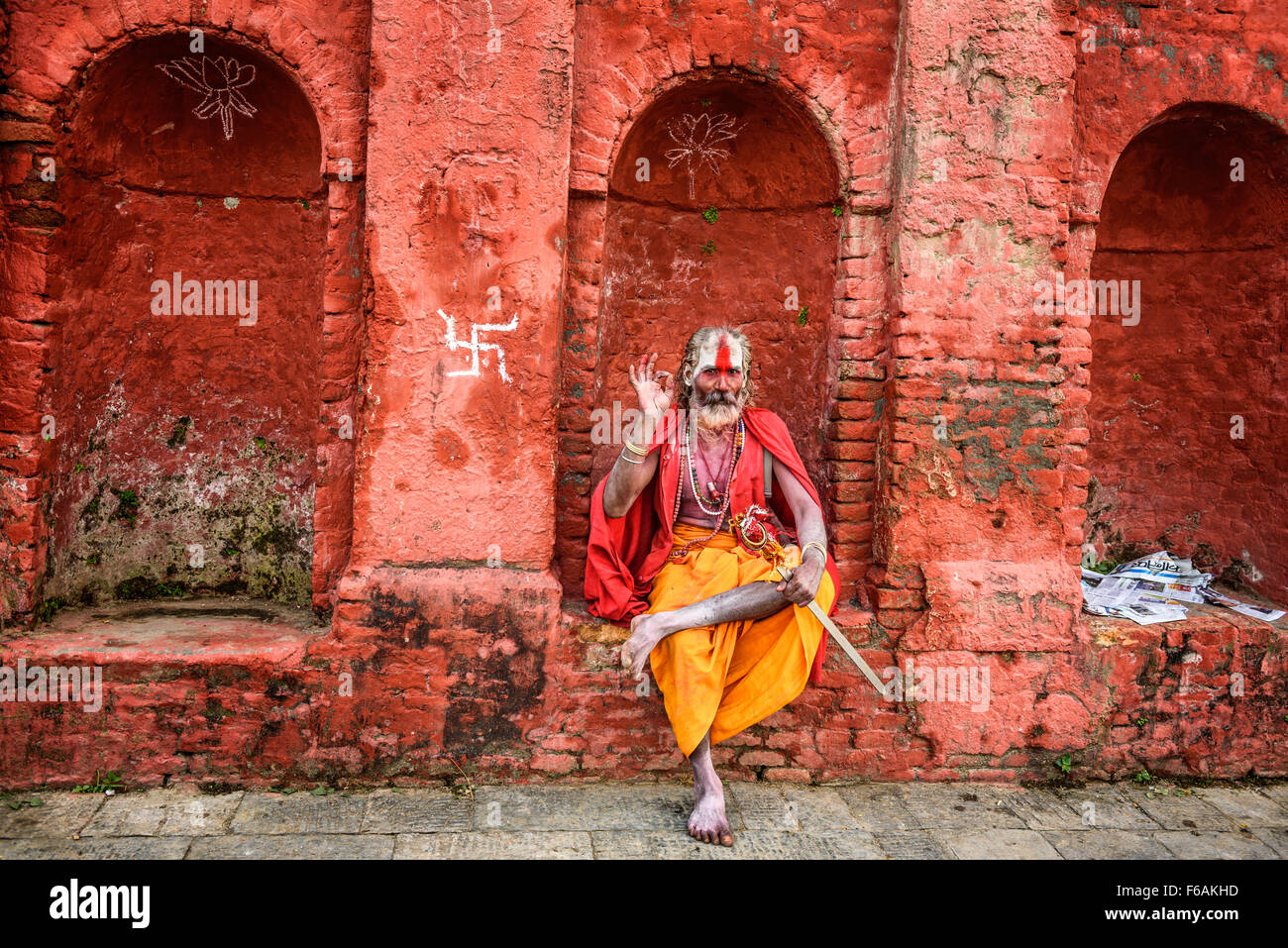 Wandern Shaiva Sadhu (Heiliger) mit traditionellen Kinderschminken in alten Pashupatinath Tempel Stockfoto