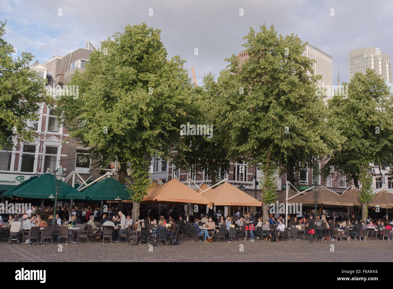 Het Plein, Den Haag, The Square den Haag, Niederlande - Profis genießen soziale After-Work-drinks Stockfoto