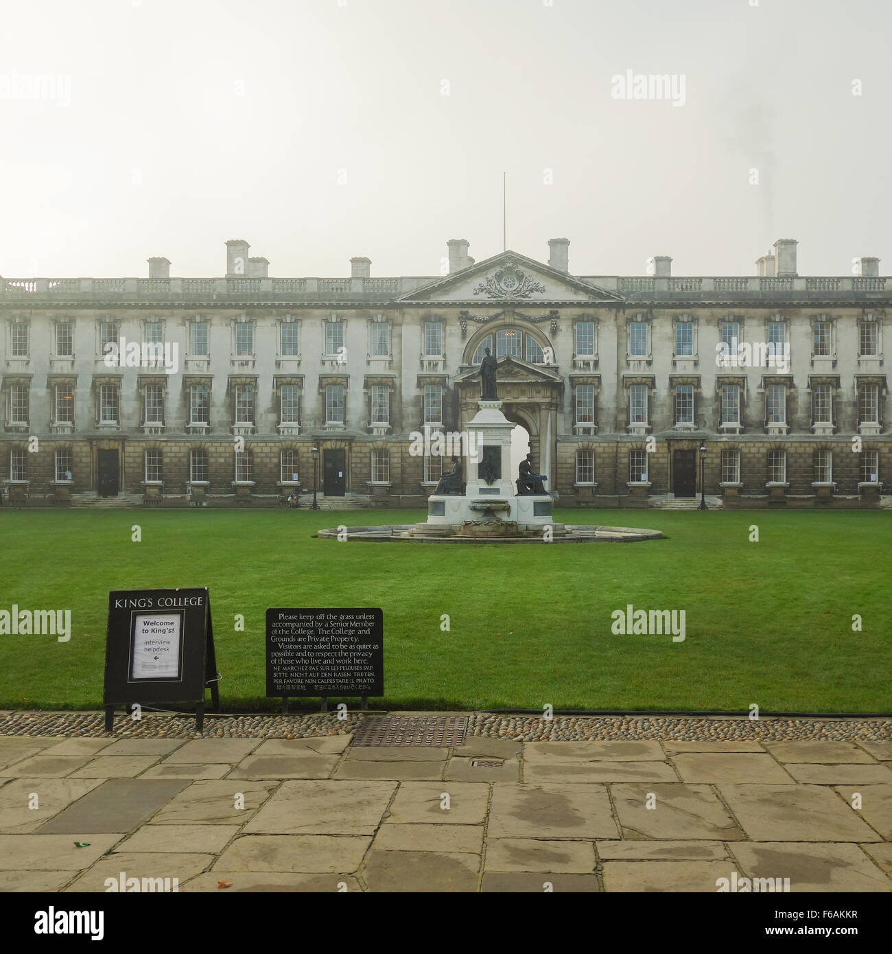 Kings College Cambridge University of Cambridge - Schild, die Studenten in der Interview-Zeit im Dezember Stockfoto