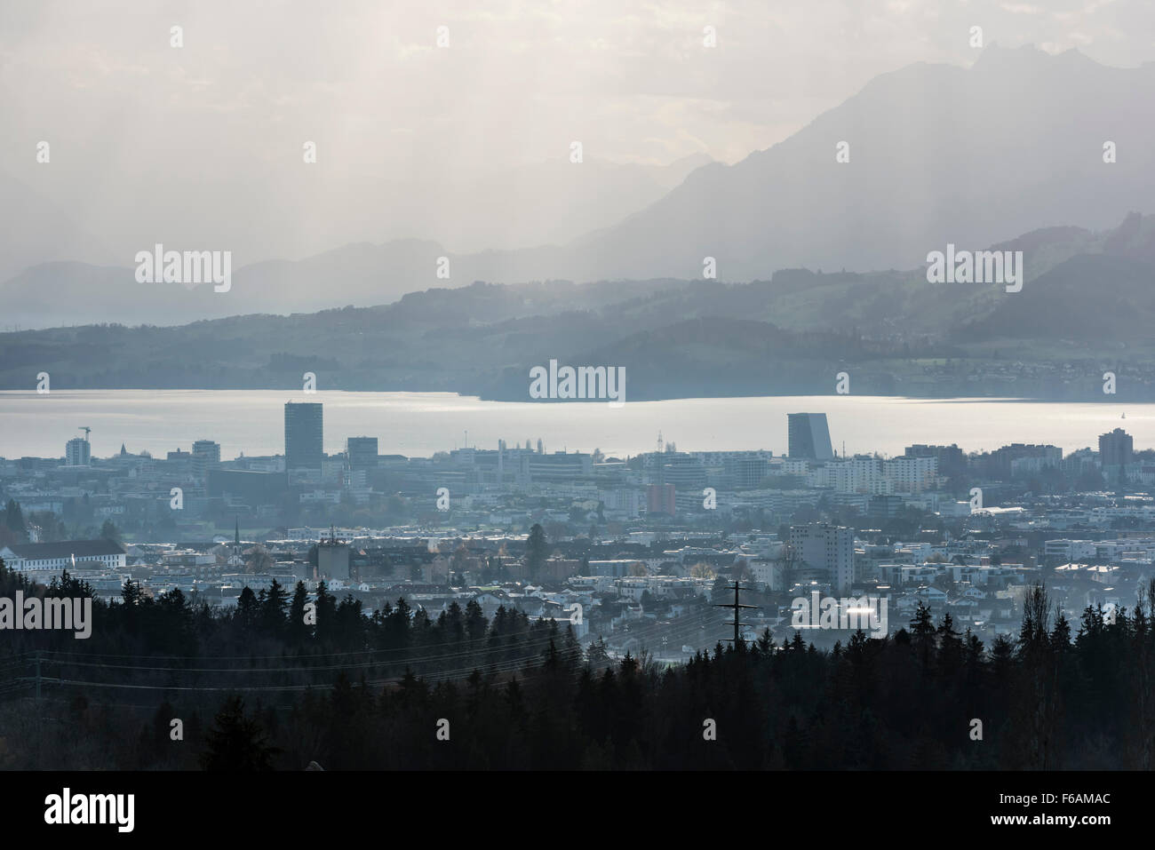 Die Schweizer Stadt Zug mit Zugersee und den Schweizer Bergen im Hintergrund. Stockfoto