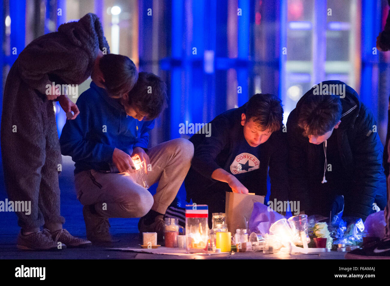 Eine Mahnwache ist Paris Terroranschlag Opfer der Senedd, Bucht von Cardiff, Wales statt. Stockfoto