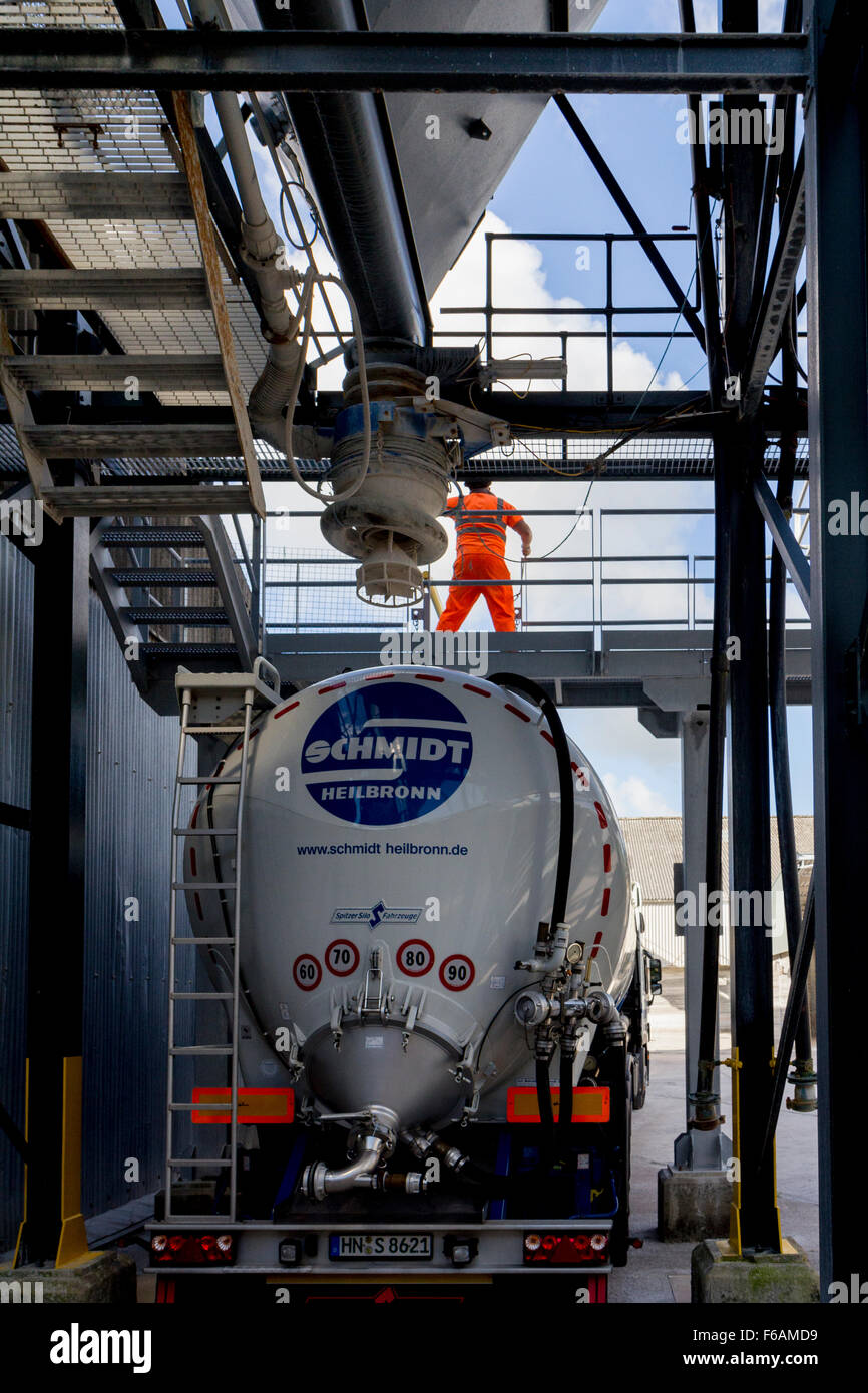 Ein Großteil Pulver Tanker Zugehörigkeit zu der Firma Schmidt in Position durch einen Operator zu einer Ladestelle für Ball Clay geführt Stockfoto