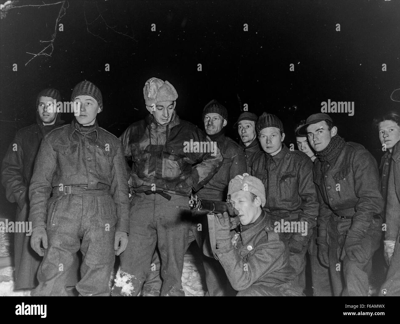 Das Foto erinnert an die Freiwilligen, die während des Zweiten Weltkriegs in Finnmark unter dem Banner kämpften, insbesondere an die Befreiung Kirkenes in Norwegen. Das Ereignis ist bedeutend in der Geschichte des Zweiten Weltkriegs und stellt einen entscheidenden Moment im norwegischen Widerstand dar. Stockfoto