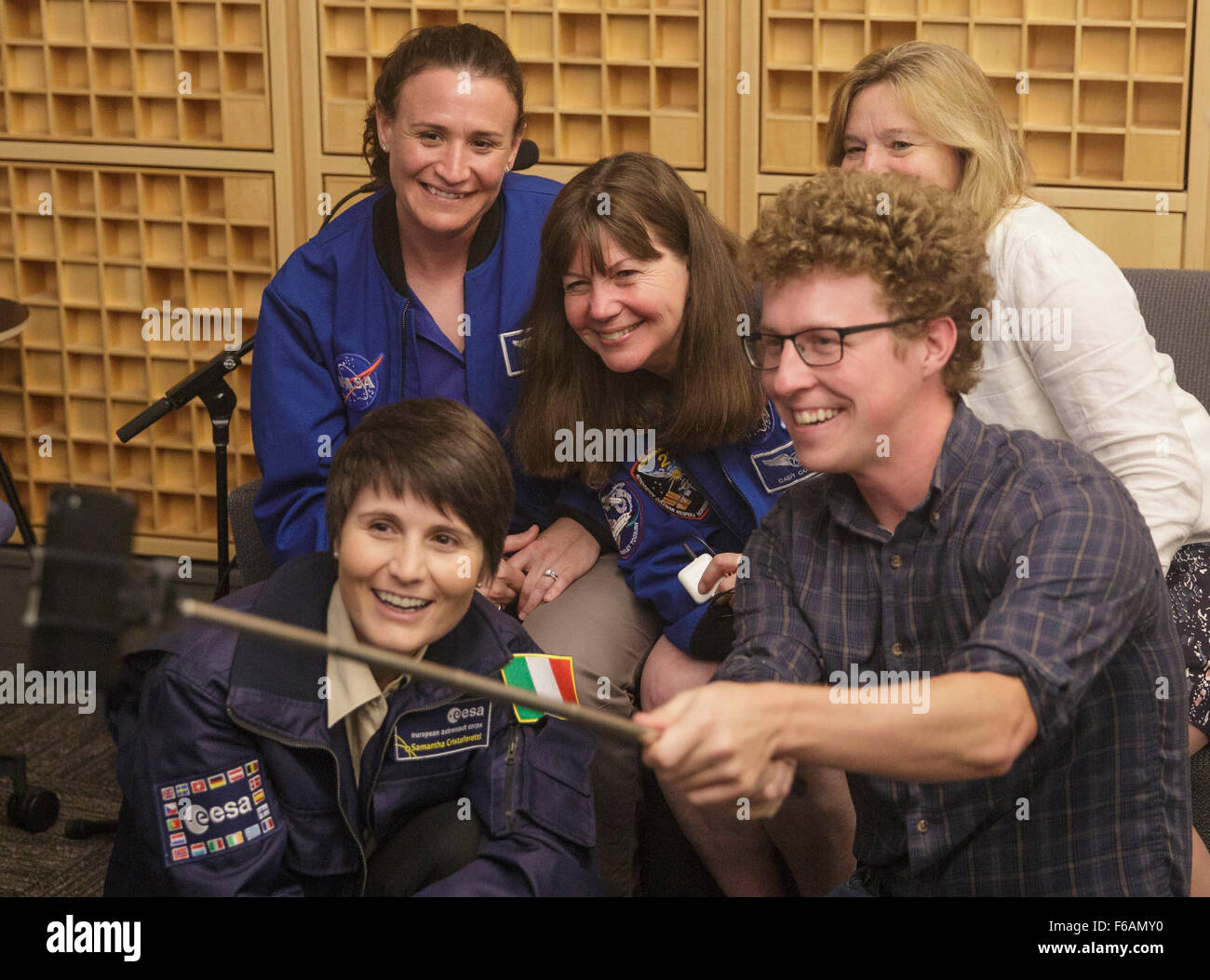 ESA (European Space Agency) Astronaut Samantha Cristoforetti, unten links, NASA Astronauten Serena Auñón, oben links, Cady Coleman, Zentrum und NASA Chief Scientist Ellen Stofan, oben rechts, nehmen ein Selbstporträt mit NPR Adam Cole vor einer Diskussion über die Erforschung des Weltraums und Frauen im Stamm auf Dienstag, 15. September 2015 im NPR-Hauptquartier in Washington, DC.  Bildnachweis: (NASA/Joel Kowsky) Stockfoto