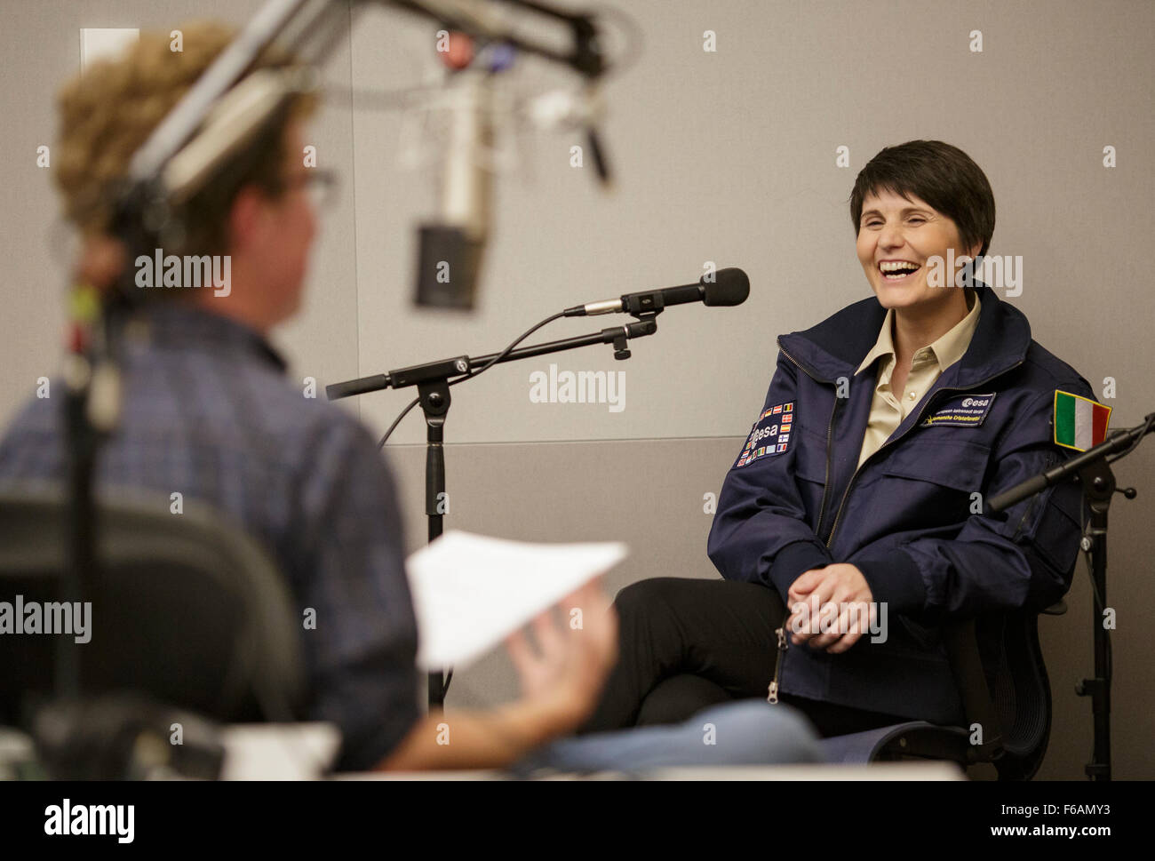 ESA (European Space Agency) Astronaut Samantha Cristoforetti sieht man während einer Diskussion mit NPR Adam Cole über Weltraumforschung und Frauen im Stamm auf Dienstag, 15. September 2015 im NPR-Hauptquartier in Washington, DC.  NASA Astronauten Cady Coleman und Serena Auñón, Astronaut der ESA (European Space Agency), die Samantha Ciristoforetti und NASA Chief Scientist Ellen Stofan beantwortet Fragen in einem Interview auf Periskop und Snapchat.  Bildnachweis: (NASA/Joel Kowsky) Stockfoto