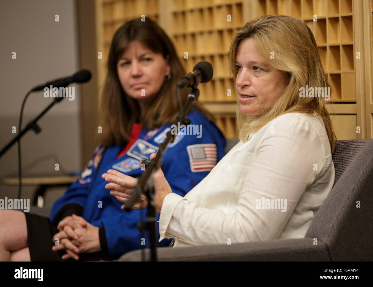 NASA Chief Scientist Ellen Stofan beantwortet eine Frage während einer Diskussion mit NPR Adam Cole über Weltraumforschung und Frauen im Stamm auf Dienstag, 15. September 2015 im NPR-Hauptquartier in Washington, DC.  NASA Astronauten Cady Coleman und Serena Auñón, Astronaut der ESA (European Space Agency), die Samantha Ciristoforetti und NASA Chief Scientist Ellen Stofan beantwortet Fragen in einem Interview auf Periskop und Snapchat.  Bildnachweis: (NASA/Joel Kowsky) Stockfoto
