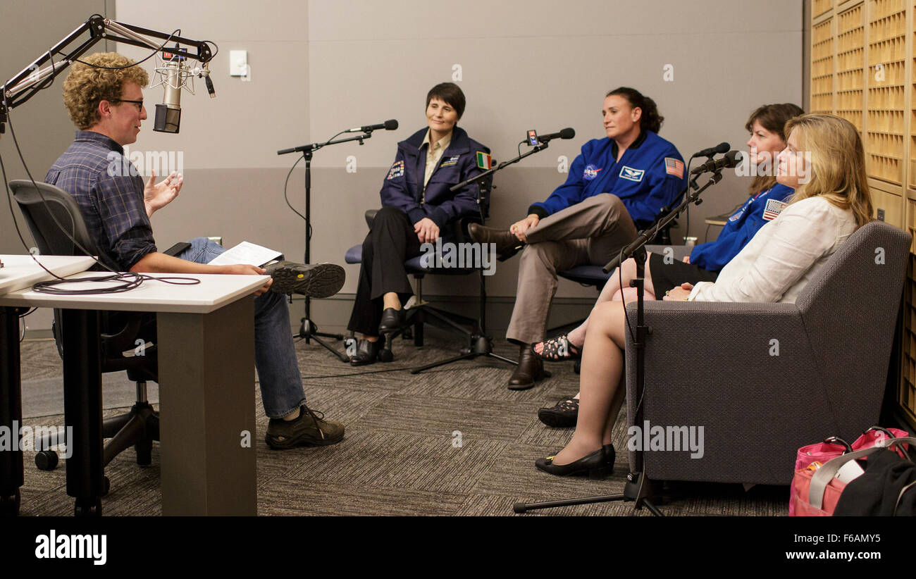 NPR Adam Cole, links, stellt eine Frage während einer Diskussion über die Erforschung des Weltraums und Frauen im Stamm mit ESA (European Space Agency) Astronaut Samantha Christoforetti, zweiter von links, NASA-Astronaut Serena Auñón, Center, NASA-Astronaut Cady Coleman, zweite von rechts, und NASA Chief Scientist Ellen Stofan, ganz rechts, im Dienstag, 15. September 2015 im NPR-Hauptquartier in Washington, DC.  Bildnachweis: (NASA/Joel Kowsky) Stockfoto