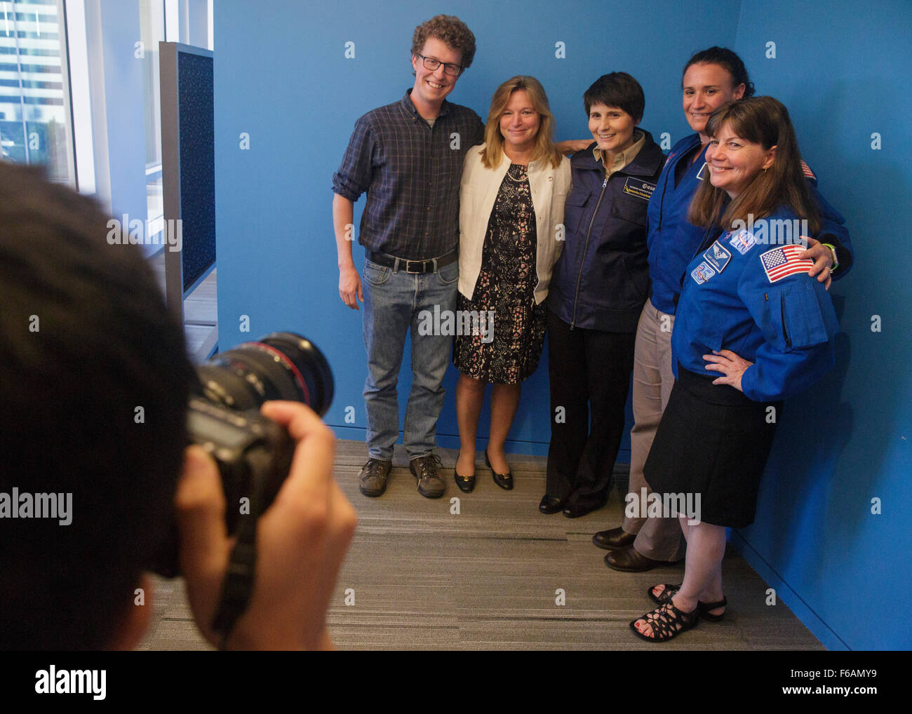 NPR Adam Cole, ganz links, NASA Chief Scientist Ellen Stofan, zweiter von links, Astronaut der ESA (European Space Agency) Samantha Cristoforetti, Center und NASA-Astronauten Serena Auñón, zweiter von rechts, und von Cady Coleman, Recht, posieren für ein Foto nach einer Diskussion über die Erforschung des Weltraums und Frauen in STEM Dienstag, 15. September 2015 im NPR-Hauptquartier in Washington, DC.  Bildnachweis: (NASA/Joel Kowsky) Stockfoto